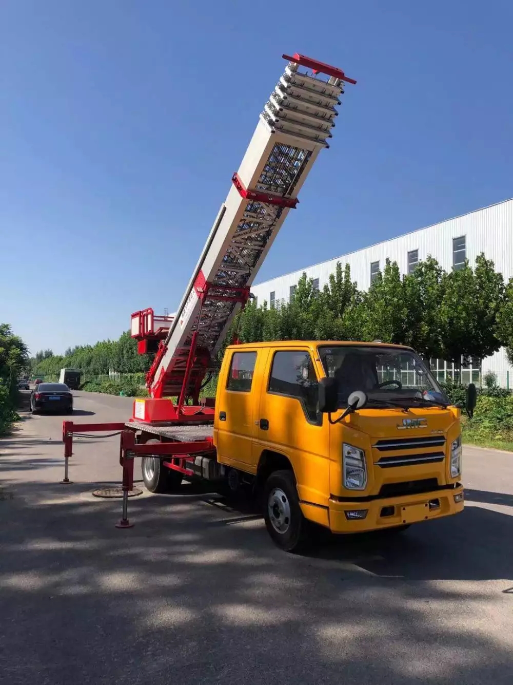 安化附近的云梯车出租服务：轻松解决高空作业需求