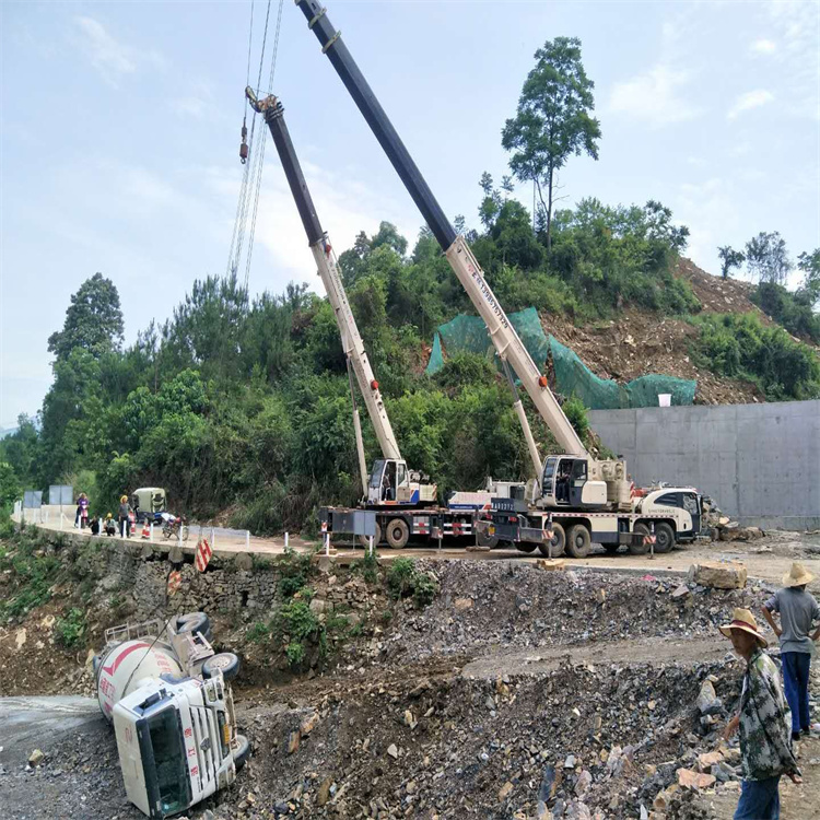 安化汽车掉沟里叫吊车救援要多少钱